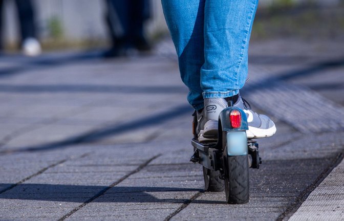 Die Mitnahme von E-Scootern ist wegen Sicherheitsbedenken bereits in mehreren Städten in Bussen und Bahnen verboten worden (Symbolbild).<span class='image-autor'>Foto: Jens Büttner/dpa</span>