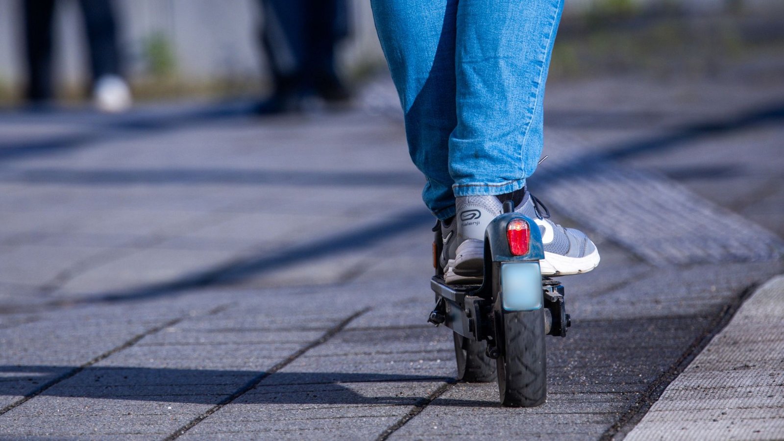 Die Mitnahme von E-Scootern ist wegen Sicherheitsbedenken bereits in mehreren Städten in Bussen und Bahnen verboten worden (Symbolbild).Foto: Jens Büttner/dpa