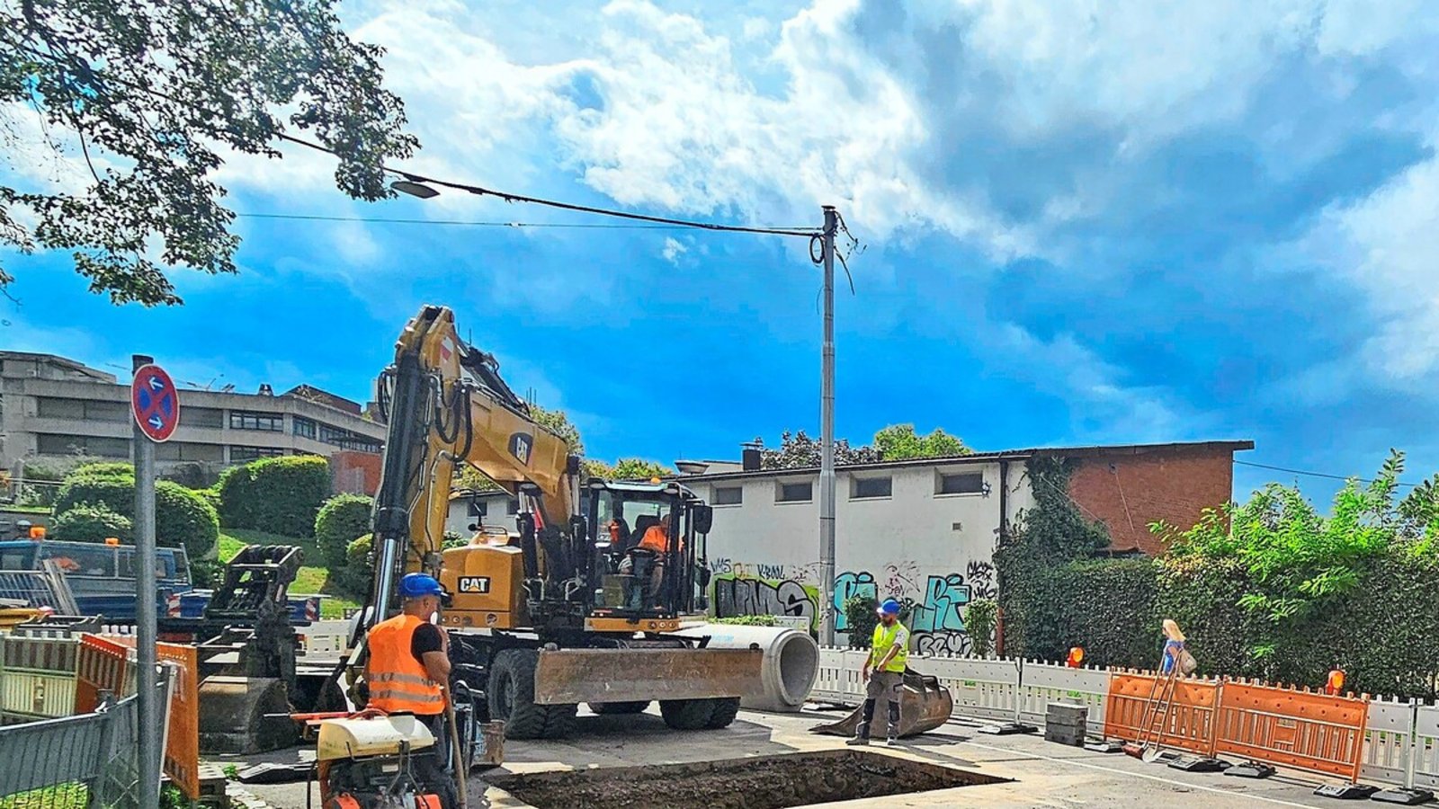 In der Werderstraße hat die Reparatur des Lochs begonnen.Foto: Andreas Rosar In der Werderstraße hat die Reparatur des Lochs begonnen.Foto: Andreas Rosar