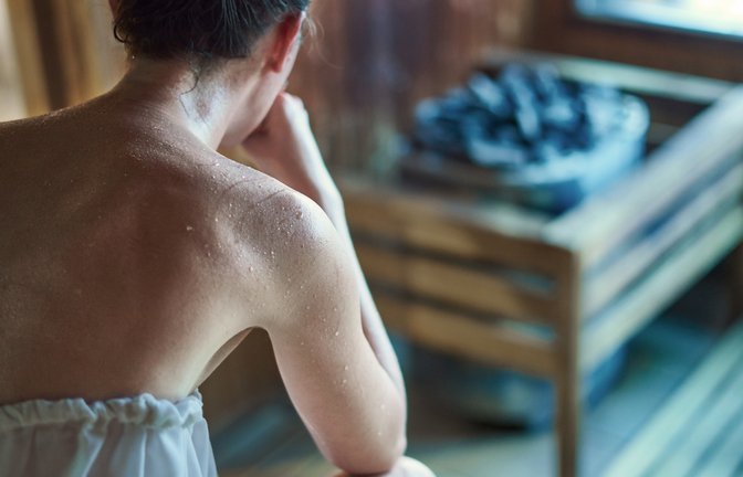 Ist ein Saunabesuch bei Erkältung ratsam? Erfahren Sie, wann die Sauna helfen kann, wann sie schadet und wie Sie Ihr Immunsystem durch regelmäßiges Saunieren stärken.<span class='image-autor'>Foto: Adelaides / shutterstock.com</span>