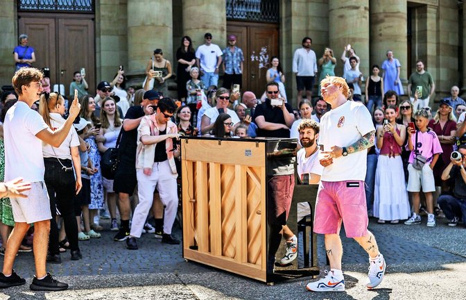 Überraschungsständchen vor der Staatsoper: Ed Sheeran gibt ein sehr persönliches Konzert mit Tuchfühlung für seine Fans.<span class='image-autor'>Foto: Lichtgut/Schmidt</span>