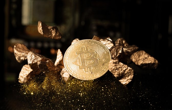 Bitcoin erreicht ein Rekordhoch - doch nicht nur Anleger kaufen. Auch erste US-Bundesstaaten wie Texas planen, Bitcoin als staatliche Reserve zu halten. Wird die Kryptowährung zum neuen digitalen Gold?<span class='image-autor'>Foto: Jade ThaiCatwalk / Shutterstock.com</span>