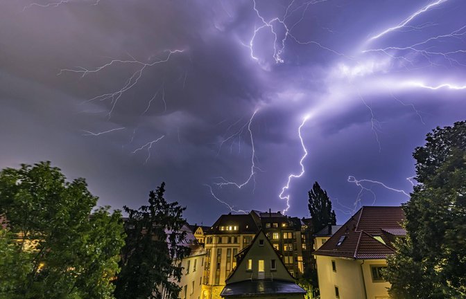 Ein Sommergewitter zieht über Stuttgart, die Landeshauptstadt Baden-Württembergs.<span class='image-autor'>Foto: IMAGO/imagebroker/IMAGO/imageBROKER/Arnulf Hettrich</span>