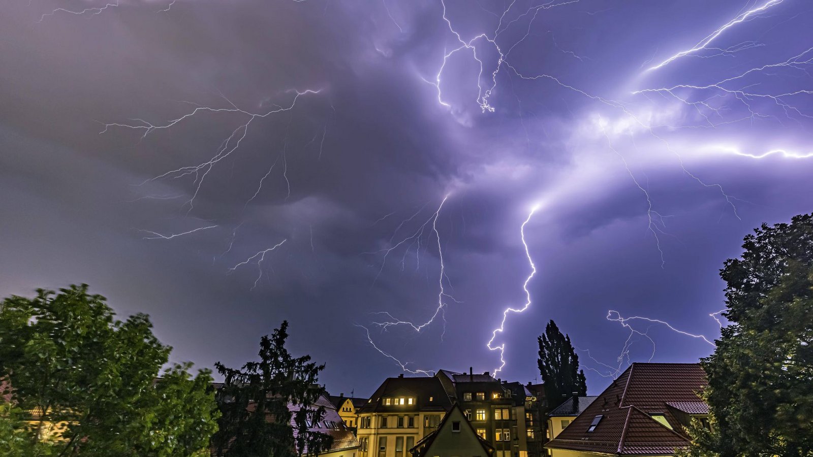 Ein Sommergewitter zieht über Stuttgart, die Landeshauptstadt Baden-Württembergs.Foto: IMAGO/imagebroker/IMAGO/imageBROKER/Arnulf Hettrich Ein Sommergewitter zieht über Stuttgart, die Landeshauptstadt Baden-Württembergs.Foto: IMAGO/imagebroker/IMAGO/imageBROKER/Arnulf Hettrich