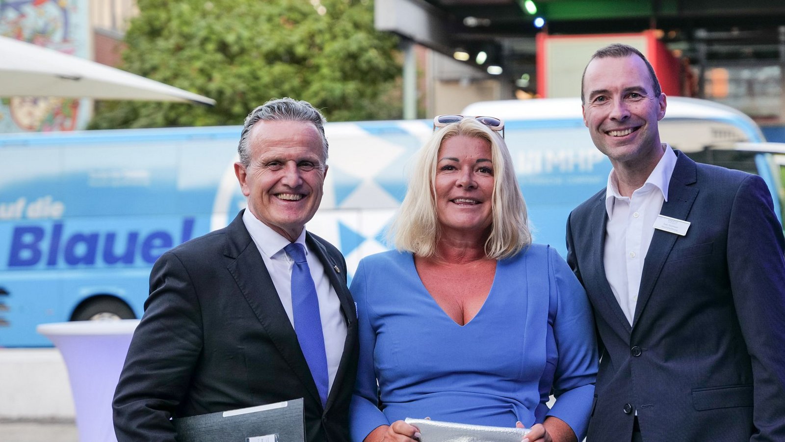 Oberbürgermeister Frank Nopper mit Ehefrau und Timo Steinhauer, Chef des Friedrichsbau VarietésFoto: Markus Schwarz/Markus Schwarz