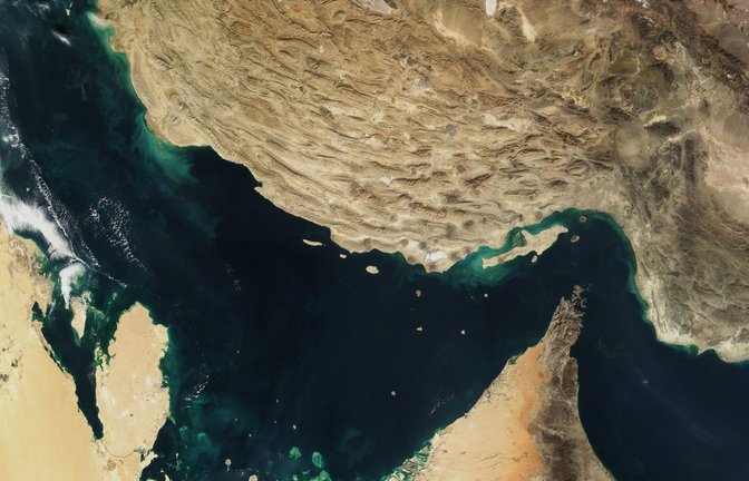 Die Straße von Hormus auf einem Satellitenbild.<span class='image-autor'>Foto: -/The Visible Earth/NASA/dpa</span>