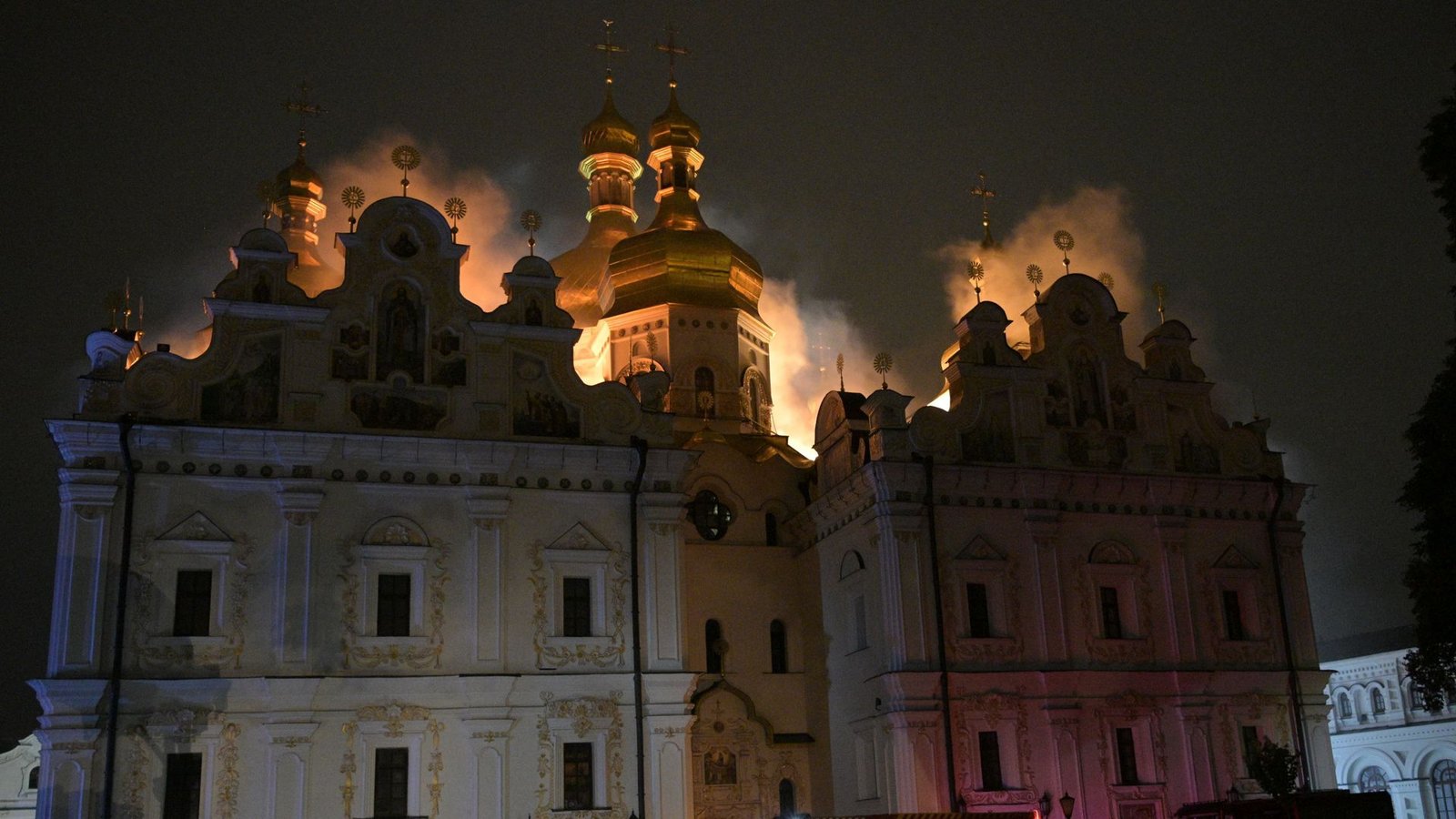 Das Dach der Mariä-Entschlafenskirche der Kiewer Pechersk-Lawra steht während des nächtlichen russischen Angriffs in Flammen.Foto: Danylo Antoniuk/AP/dpa