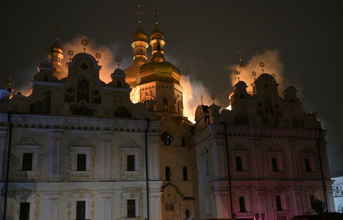 Das Dach der Mariä-Entschlafenskirche der Kiewer Pechersk-Lawra steht während des nächtlichen russischen Angriffs in Flammen.<span class='image-autor'>Foto: Danylo Antoniuk/AP/dpa</span>