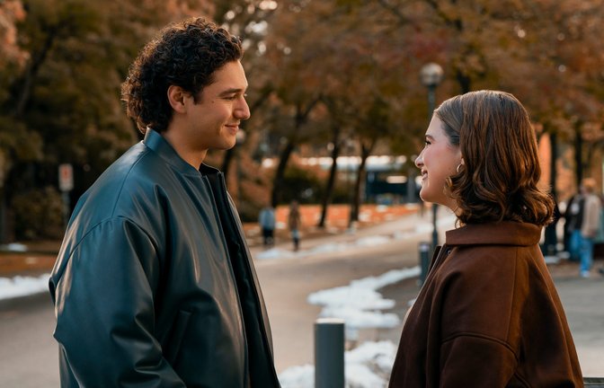 Garrett (Belmont Cameli) und Hannah (Ella Bright) in der 1. Staffel von "Off Campus".<span class='image-autor'>Foto: Liane Hentscher/Prime</span>