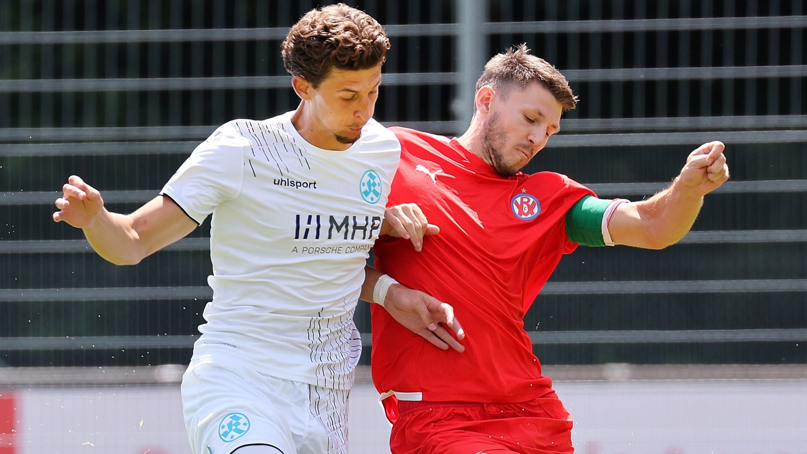 Im Testspiel gegen den VfR Mannheim gelang David Stojak (li.) ein Tor für die Stuttgarter Kickers.Foto: Baumann