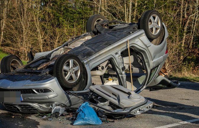 Der Mercedes landete auf dem Dach.<span class='image-autor'>Foto: SDMG/ / Dettenmeyer</span>