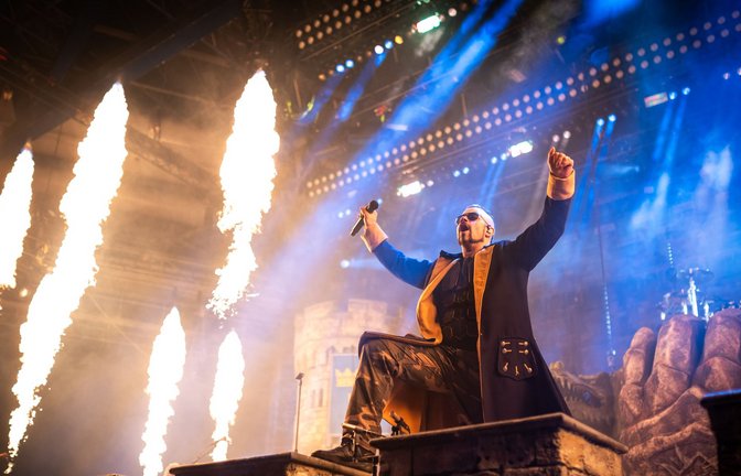 Feuer, Bier und Power-Metal sind die Elemente, auf die Sabaton setzt.<span class='image-autor'>Foto: Lichtgut/Julian Rettig</span>