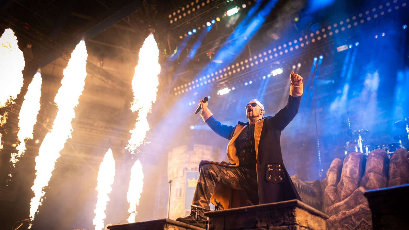 Feuer, Bier und Power-Metal sind die Elemente, auf die Sabaton setzt.Foto: Lichtgut/Julian Rettig Feuer, Bier und Power-Metal sind die Elemente, auf die Sabaton setzt.Foto: Lichtgut/Julian Rettig