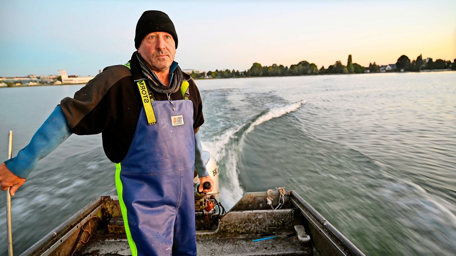 Paul Lachenmeir fährt frühmorgens aus den See hinaus.Foto: Stefan Jehle Paul Lachenmeir fährt frühmorgens aus den See hinaus.Foto: Stefan Jehle