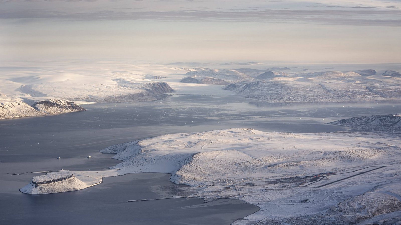 Die Pituffik Space Base ist ein Militärflugplatz der USA im südlichen Teil der Hayes-Halbinsel in Avanersuaq, im Nordwesten von Grönland. Der Flugplatz wurde im Jahr 1951 erbaut.Foto: Imago/Ritzau Scanpix Die Pituffik Space Base ist ein Militärflugplatz der USA im südlichen Teil der Hayes-Halbinsel in Avanersuaq, im Nordwesten von Grönland. Der Flugplatz wurde im Jahr 1951 erbaut.Foto: Imago/Ritzau Scanpix