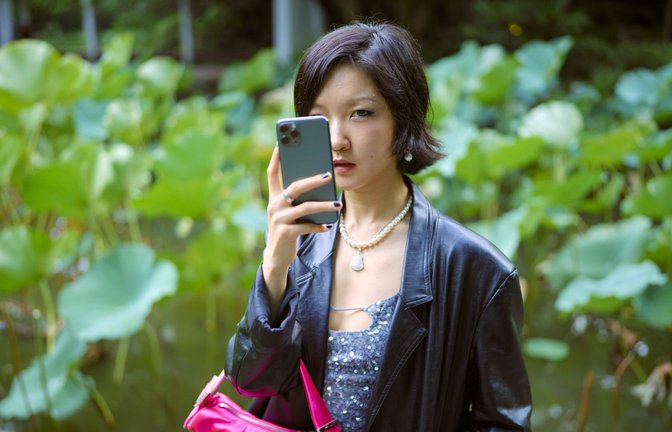 Die App „Bist du tot?“  (Silema) richtet sich vor allem an Millenials Menschen in prekären Lebensverhältnissen.<span class='image-autor'>Foto: imago/Connect Images</span>