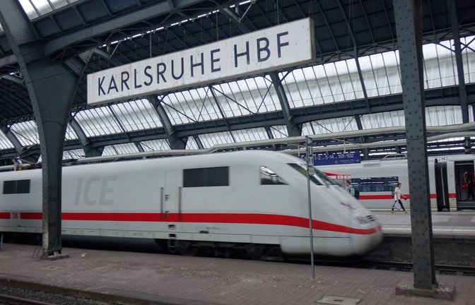 Drei Jugendliche bringen sich am  Dienstag am Karlsruher Hauptbahnhof aus Neugier fast in Lebensgefahr. (Archivbild)<span class='image-autor'>Foto: imago/Steinach/Sascha Steinach</span>