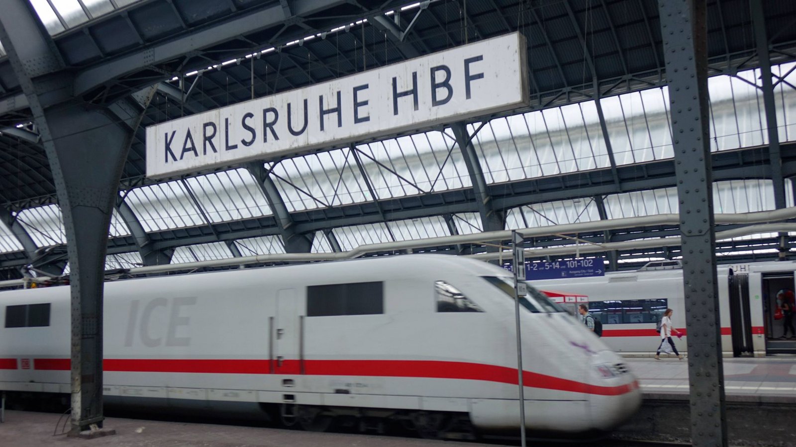 Drei Jugendliche bringen sich am Dienstag am Karlsruher Hauptbahnhof aus Neugier fast in Lebensgefahr. (Archivbild)Foto: imago/Steinach/Sascha Steinach Drei Jugendliche bringen sich am Dienstag am Karlsruher Hauptbahnhof aus Neugier fast in Lebensgefahr. (Archivbild)Foto: imago/Steinach/Sascha Steinach