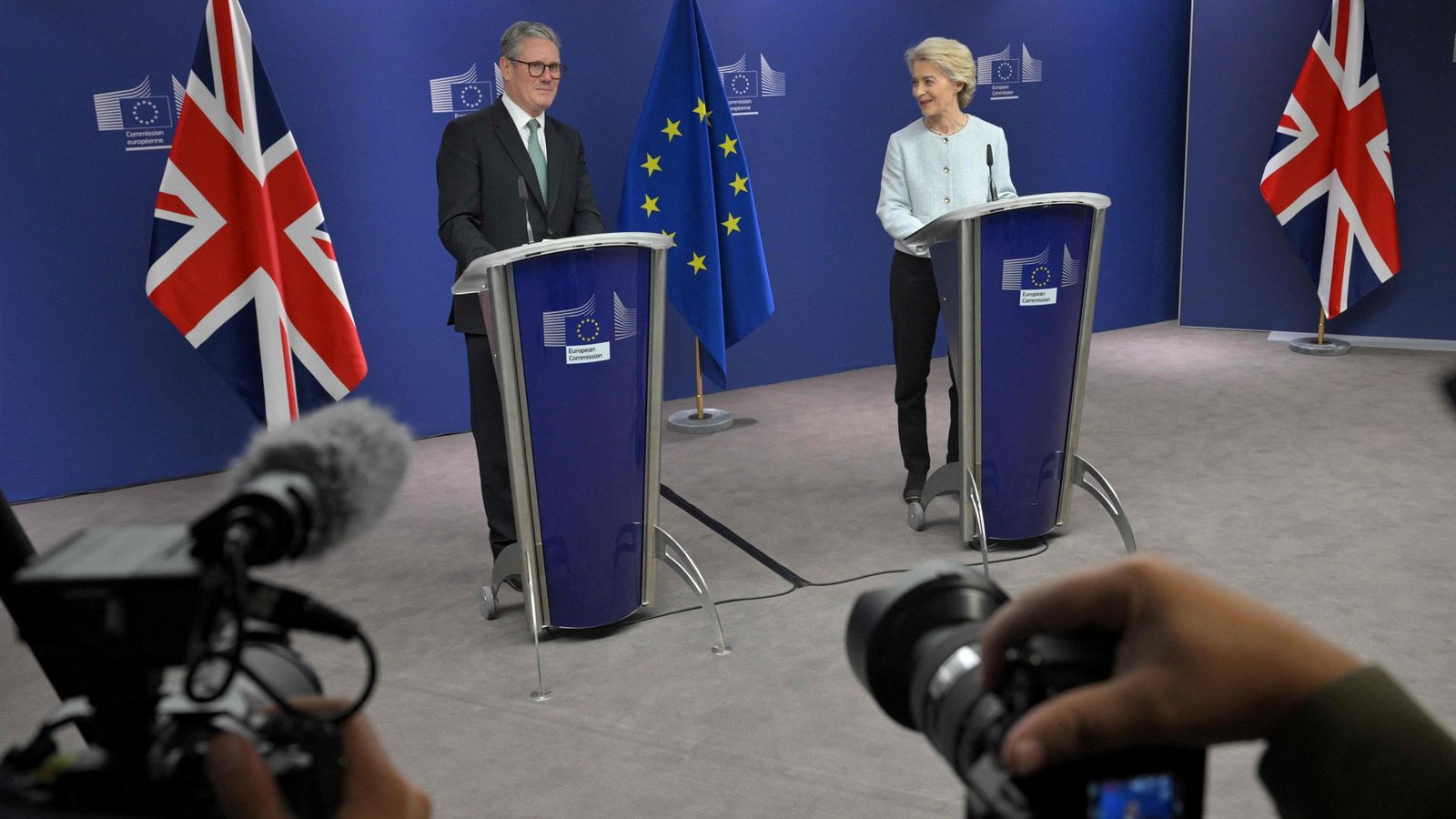 Londons Premier Keir Starmer trifft bei seinem ersten Besuch in Brüssel auf die EU-Kommissionspräsidentin Ursula von der Leyen. Greifbare Ergebnisse haben beide allerdings nicht vorzuweisen.Foto: AFP/NICOLAS TUCAT Londons Premier Keir Starmer trifft bei seinem ersten Besuch in Brüssel auf die EU-Kommissionspräsidentin Ursula von der Leyen. Greifbare Ergebnisse haben beide allerdings nicht vorzuweisen.Foto: AFP/NICOLAS TUCAT