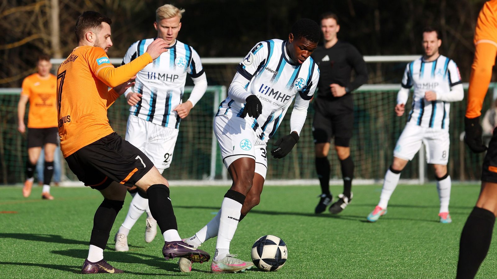 Schwer vom Ball zu trennen: Abdoulie Mboob.Foto: Baumann/Julia Rahn Schwer vom Ball zu trennen: Abdoulie Mboob.Foto: Baumann/Julia Rahn
