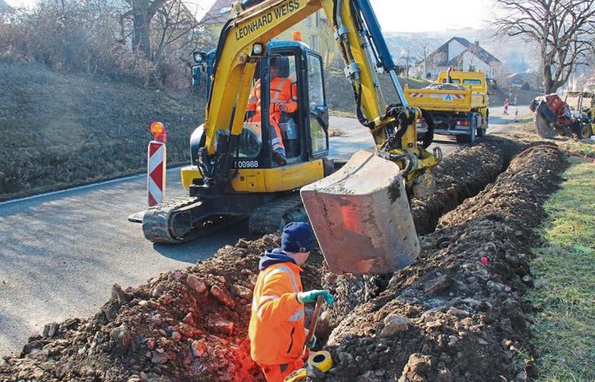 Derzeit verlegen die Bauarbeiter die Glasfaser-Leerrohre zwischen Eberdingen (im Hintergrund) und Hochdorf.  Foto: Elsässer