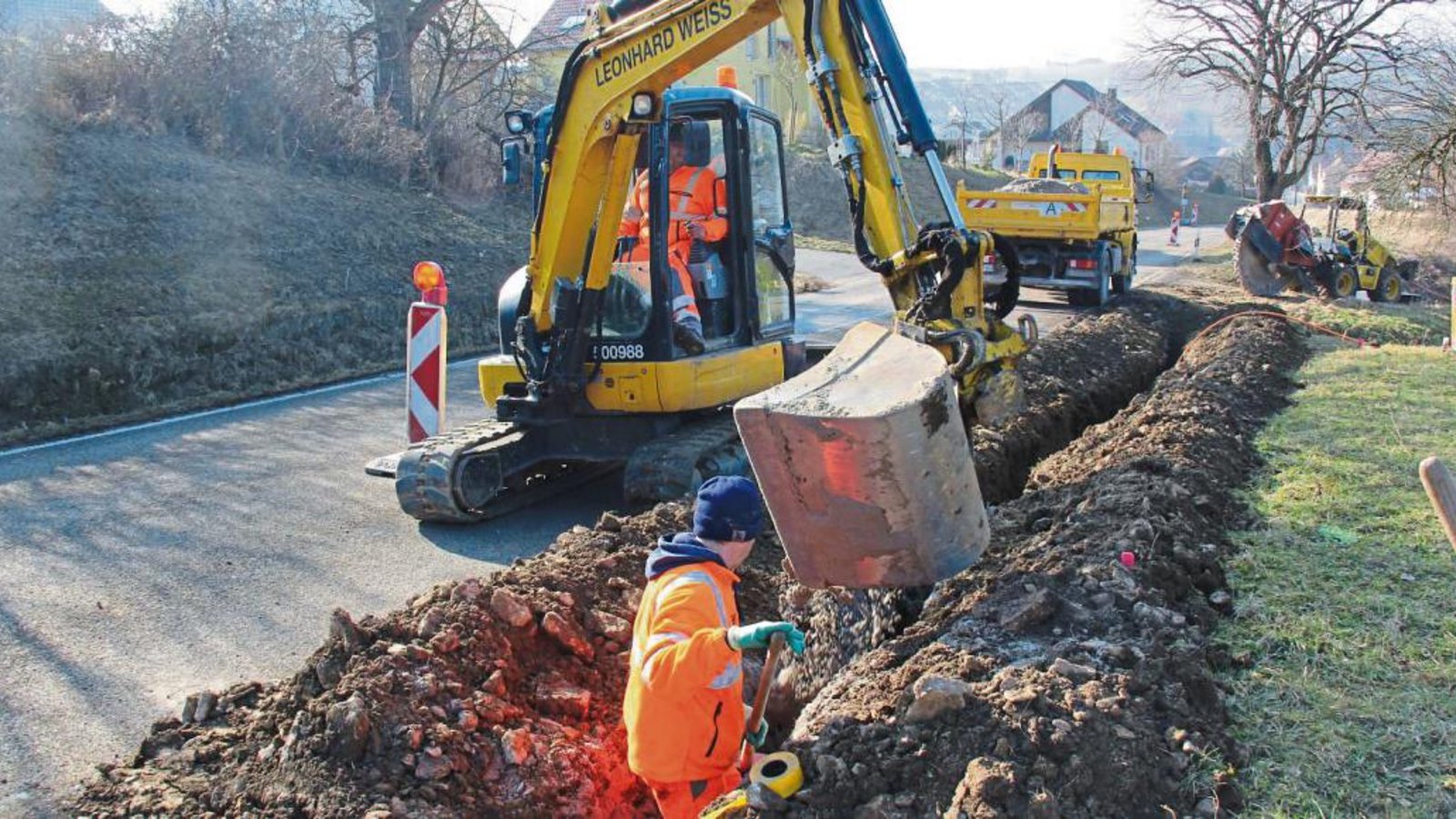 Derzeit verlegen die Bauarbeiter die Glasfaser-Leerrohre zwischen Eberdingen (im Hintergrund) und Hochdorf. Foto: Elsässer Derzeit verlegen die Bauarbeiter die Glasfaser-Leerrohre zwischen Eberdingen (im Hintergrund) und Hochdorf. Foto: Elsässer