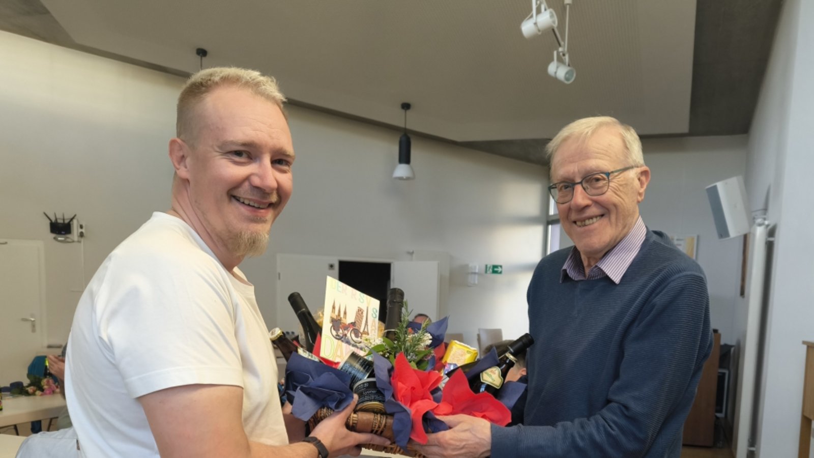 Edmund Wiederrich, langjähriger Gruppenleiter im AOK-Radtreff des Radsportvereins Vaihingen wird vom Vorsitzenden Sven Knabel verabschiedet. Foto: p 