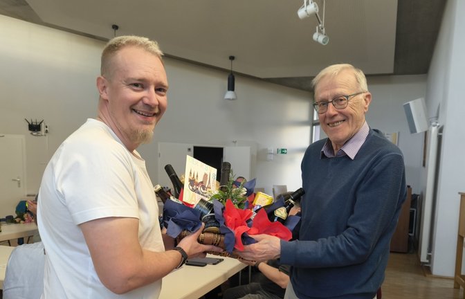 Edmund Wiederrich, langjähriger Gruppenleiter im AOK-Radtreff des Radsportvereins Vaihingen wird vom Vorsitzenden Sven Knabel verabschiedet. Foto: p 