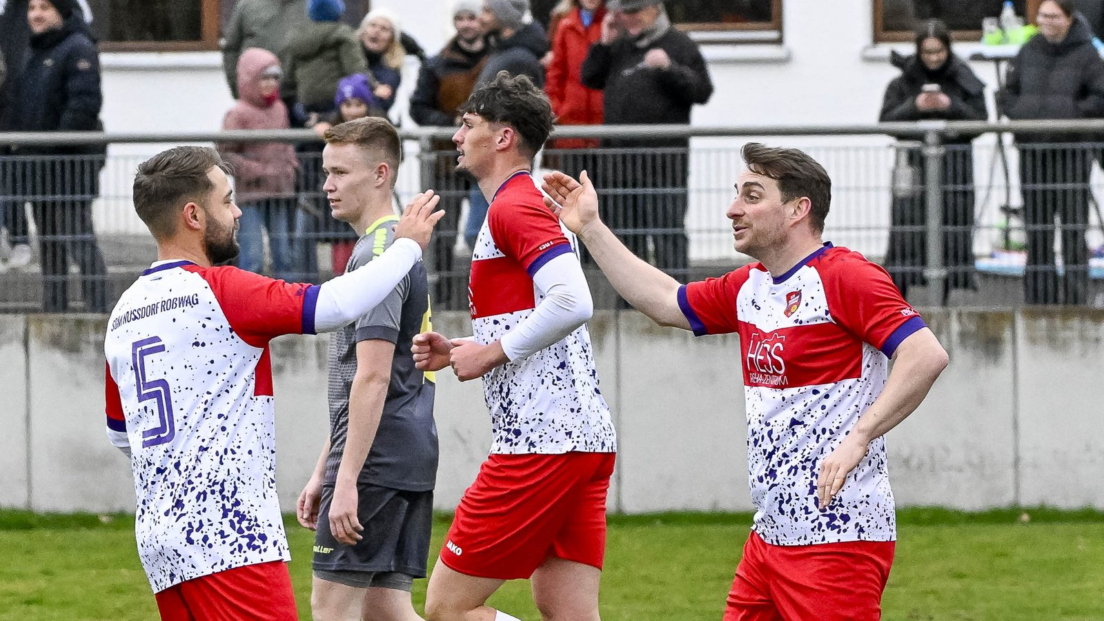 Johannes Wizemann (rechts) gastiert mit der SGM Nussdorf/Roßwag beim Tabellenführer in Bönnigheim. Foto: Leitner