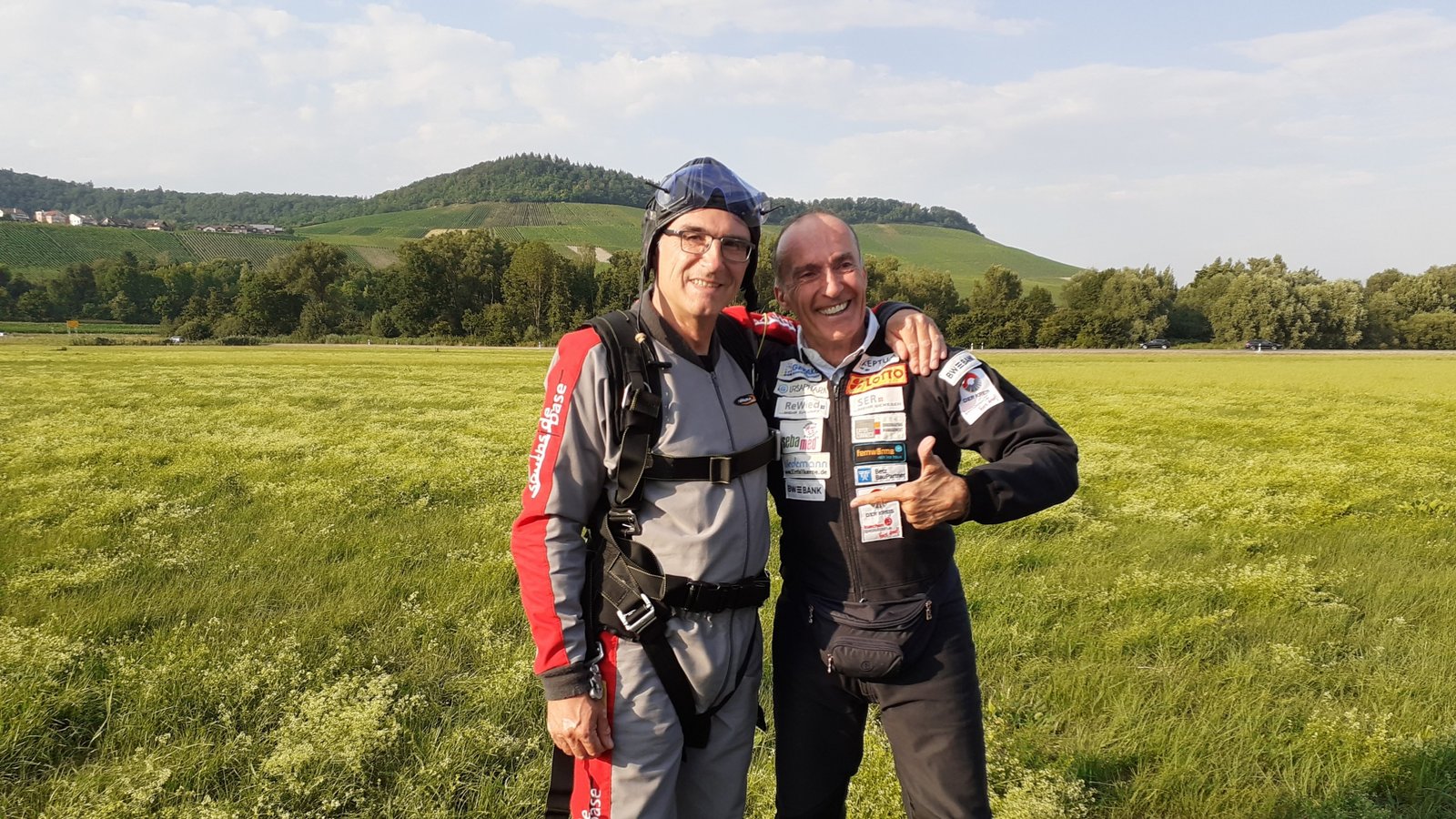 Zeltkirchenpfarrer Thomas Wingert (links) und Eberhard Gienger wagten einen Tandemsprung. Zeltkirchenpfarrer Thomas Wingert (links) und Eberhard Gienger wagten einen Tandemsprung.