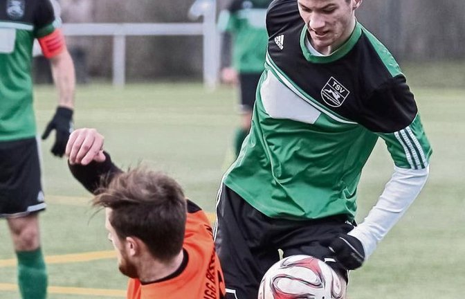 Bissingens Max Wein stellt sich Jan Philipp Weber (rechts) in den Weg. Viel genutzt hat es nicht. Die Kleinglattbacher gewannen mit 6:3. Foto: Simecek