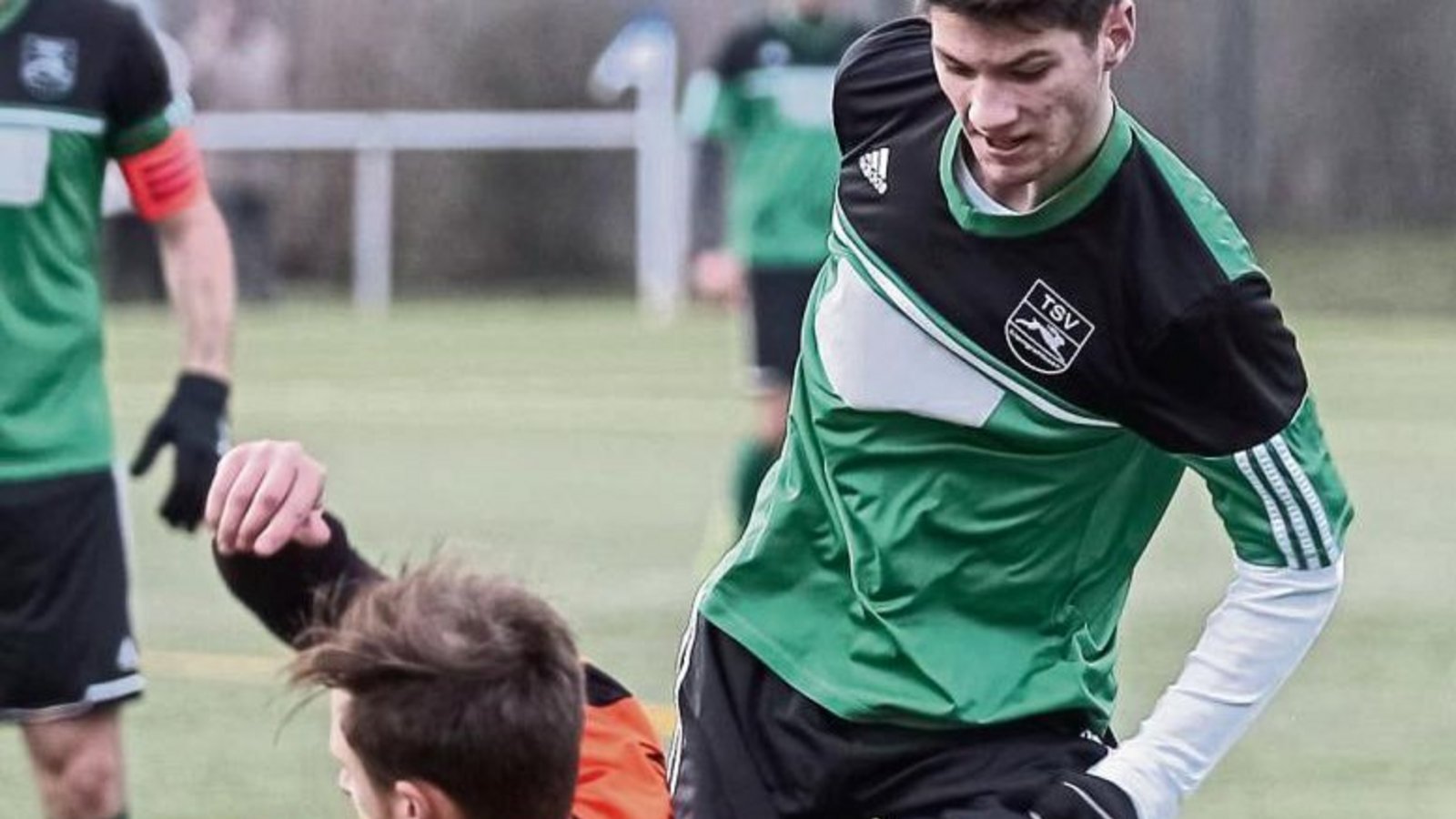 Bissingens Max Wein stellt sich Jan Philipp Weber (rechts) in den Weg. Viel genutzt hat es nicht. Die Kleinglattbacher gewannen mit 6:3. Foto: Simecek Bissingens Max Wein stellt sich Jan Philipp Weber (rechts) in den Weg. Viel genutzt hat es nicht. Die Kleinglattbacher gewannen mit 6:3. Foto: Simecek