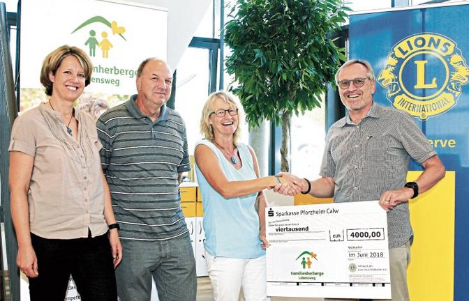 Eine Grünpflanzenspende im Wert von rund 4000 Euro übergab jetzt symbolisch der Past-Präsident des Lionsclubs Mühlacker, Michael Dümeland (rechts), an Karin Eckstein (daneben); mit auf dem Bild die Spender-Betreuerin Stefanie Köppl-Rau und Gärtnermeister Martin Rudolf. Foto: Kollros