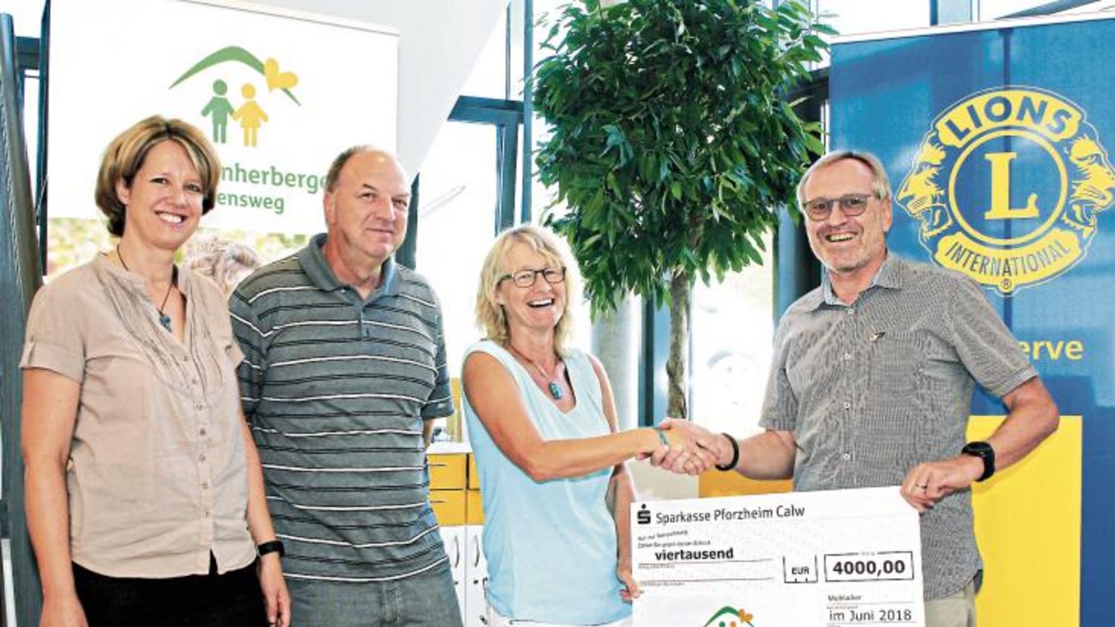 Eine Grünpflanzenspende im Wert von rund 4000 Euro übergab jetzt symbolisch der Past-Präsident des Lionsclubs Mühlacker, Michael Dümeland (rechts), an Karin Eckstein (daneben); mit auf dem Bild die Spender-Betreuerin Stefanie Köppl-Rau und Gärtnermeister Martin Rudolf. Foto: Kollros Eine Grünpflanzenspende im Wert von rund 4000 Euro übergab jetzt symbolisch der Past-Präsident des Lionsclubs Mühlacker, Michael Dümeland (rechts), an Karin Eckstein (daneben); mit auf dem Bild die Spender-Betreuerin Stefanie Köppl-Rau und Gärtnermeister Martin Rudolf. Foto: Kollros