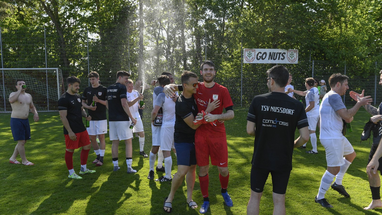 Zwei Jahre in Folge sind die Fußballer des TSV Nussdorf durch Corona ausgebremst worden. In der Saison 2019/2020 wurde ihnen als Tabellenzweitem die Aufstiegsrelegation verwehrt. Im vergangenen Jahr ist die Runde der Kreisliga A 3 bereits nach acht Partien abgebrochen worden. Doch aller guten Dinge sind drei. Denn in dieser Spielzeit hat die Mannschaft um den Spielertrainer Sinan Yilmaz und seinen Assistenten Johannes Wizemann durch das 2:1 gegen die SGM Riexingen am gestrigen Sonntag bereits vier Spieltage vor dem Saisonende den Titel perfekt gemacht. „Jetzt gibt es erstmal einige Wochen an Feierlichkeiten“, berichtet Yilmaz nach der Partie. „Die ersten Flüge sind schon gebucht.“ Die Nussdorfer haben bei noch maximal zwölf zu vergebenden Punkten 13 Zähler Vorsprung auf den Tabellenzweiten SpVgg Besigheim. Deren Aufholjagd seit der Winterpause wird nun maximal mit der Aufstiegsrelegation belohnt, sollte der VfR Sersheim im Saisonendspurt nicht noch an den Besigheimern vorbeiziehen.  nac/   Foto: Leitner