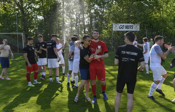 Zwei Jahre in Folge sind die Fußballer des TSV Nussdorf durch Corona ausgebremst worden. In der Saison 2019/2020 wurde ihnen als Tabellenzweitem die Aufstiegsrelegation verwehrt. Im vergangenen Jahr ist die Runde der Kreisliga A 3 bereits nach acht Partien abgebrochen worden. Doch aller guten Dinge sind drei. Denn in dieser Spielzeit hat die Mannschaft um den Spielertrainer Sinan Yilmaz und seinen Assistenten Johannes Wizemann durch das 2:1 gegen die SGM Riexingen am gestrigen Sonntag bereits vier Spieltage vor dem Saisonende den Titel perfekt gemacht. „Jetzt gibt es erstmal einige Wochen an Feierlichkeiten“, berichtet Yilmaz nach der Partie. „Die ersten Flüge sind schon gebucht.“ Die Nussdorfer haben bei noch maximal zwölf zu vergebenden Punkten 13 Zähler Vorsprung auf den Tabellenzweiten SpVgg Besigheim. Deren Aufholjagd seit der Winterpause wird nun maximal mit der Aufstiegsrelegation belohnt, sollte der VfR Sersheim im Saisonendspurt nicht noch an den Besigheimern vorbeiziehen.  nac/   <span class='image-autor'>Foto: Leitner</span>