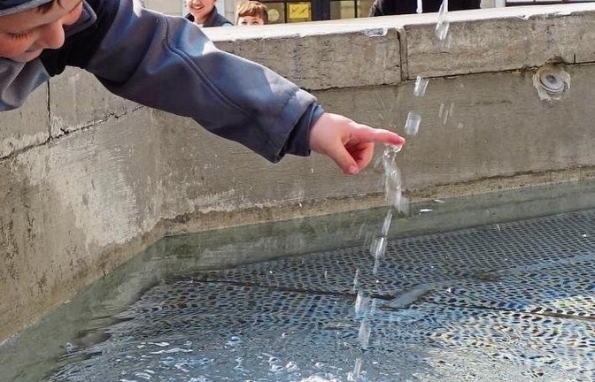 Wasser marsch: Am Vaihinger Marktplatzbrunnen kann wieder geplanscht werden.  sr