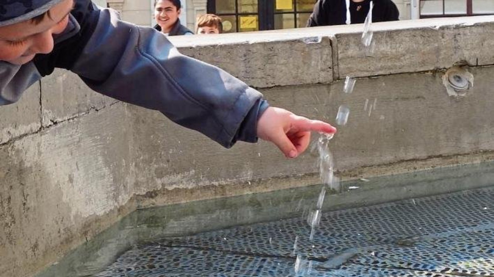 Wasser marsch: Am Vaihinger Marktplatzbrunnen kann wieder geplanscht werden.  sr