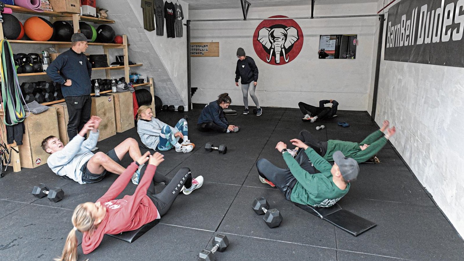 Im Box gennanten Übungsraum in Nussdorf betreut Robin Allgöwer (links) nur Kleingruppen von maximal acht Personen. „Wir haben gewisse Standards. Die könnten wir bei größeren Gruppen nicht mehr einhalten“, sagt der 24-jährige Nussdorfer. Fotos: Leitner