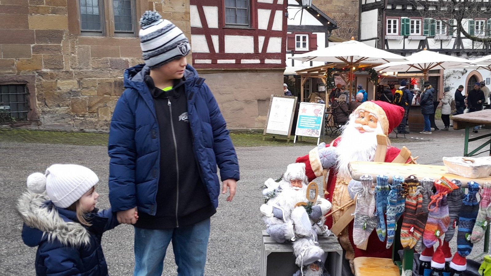 Bruder und Schwester begutachten die warmen Wollsocken – oder vielleicht doch eher den Weihnachtsmann?