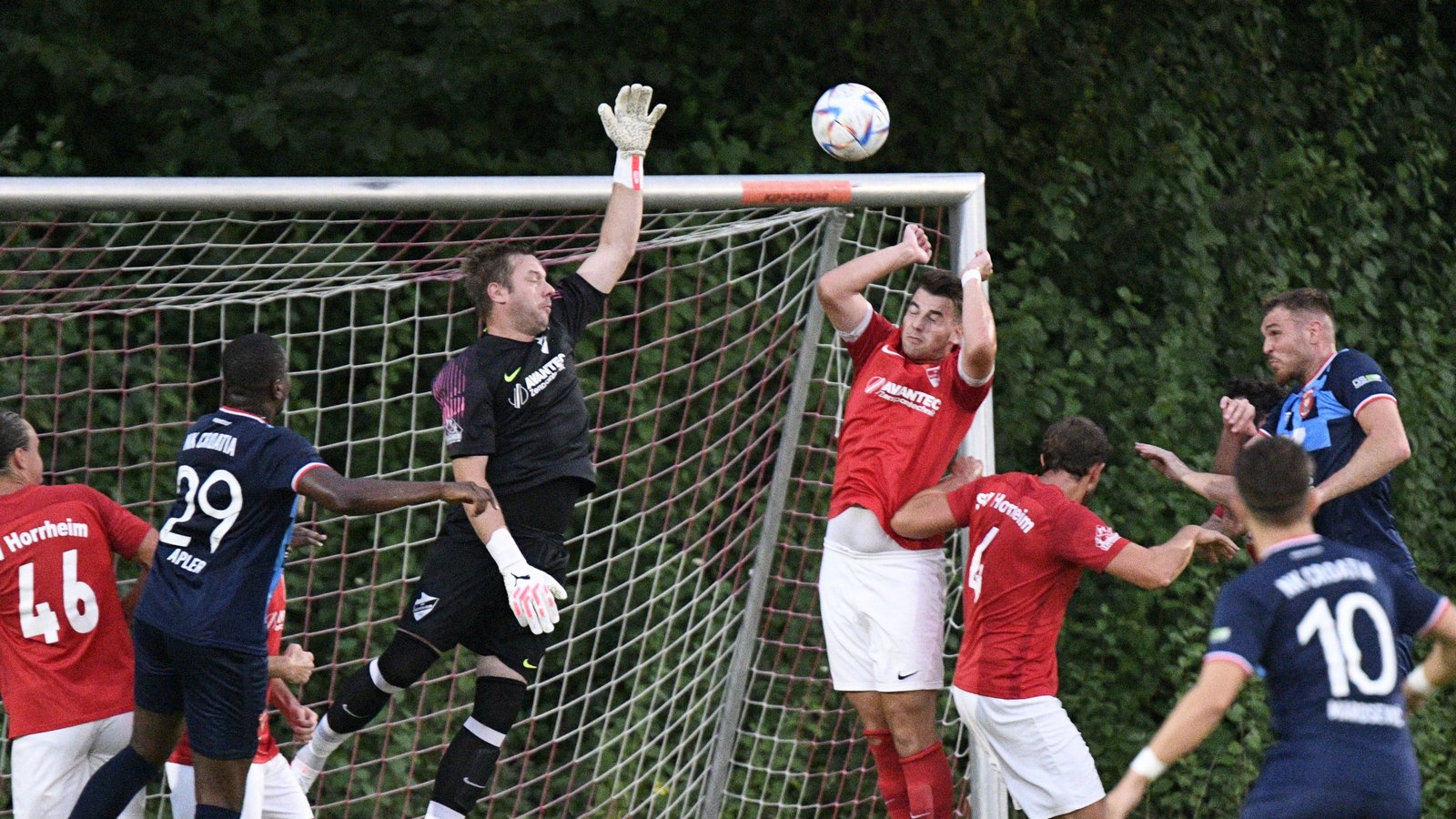 Der SV Horrheim (rotes Trikot) stemmt sich am Sonntag gegen die SpVgg Besigheim. Foto: Leitner Der SV Horrheim (rotes Trikot) stemmt sich am Sonntag gegen die SpVgg Besigheim. Foto: Leitner