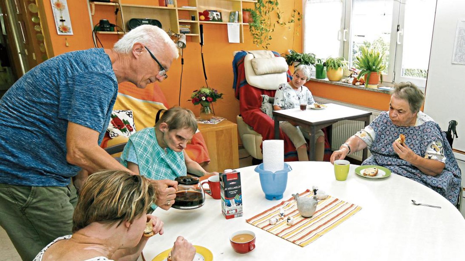 Ergotherapeut Mathias Stölzer bewirtet im Wohnheim in Lomersheim die vier Damen einer Kleingruppe mit erhöhtem Betreuungsbedarf mit Kaffee und Hefezopf. Foto: Kollros Ergotherapeut Mathias Stölzer bewirtet im Wohnheim in Lomersheim die vier Damen einer Kleingruppe mit erhöhtem Betreuungsbedarf mit Kaffee und Hefezopf. Foto: Kollros