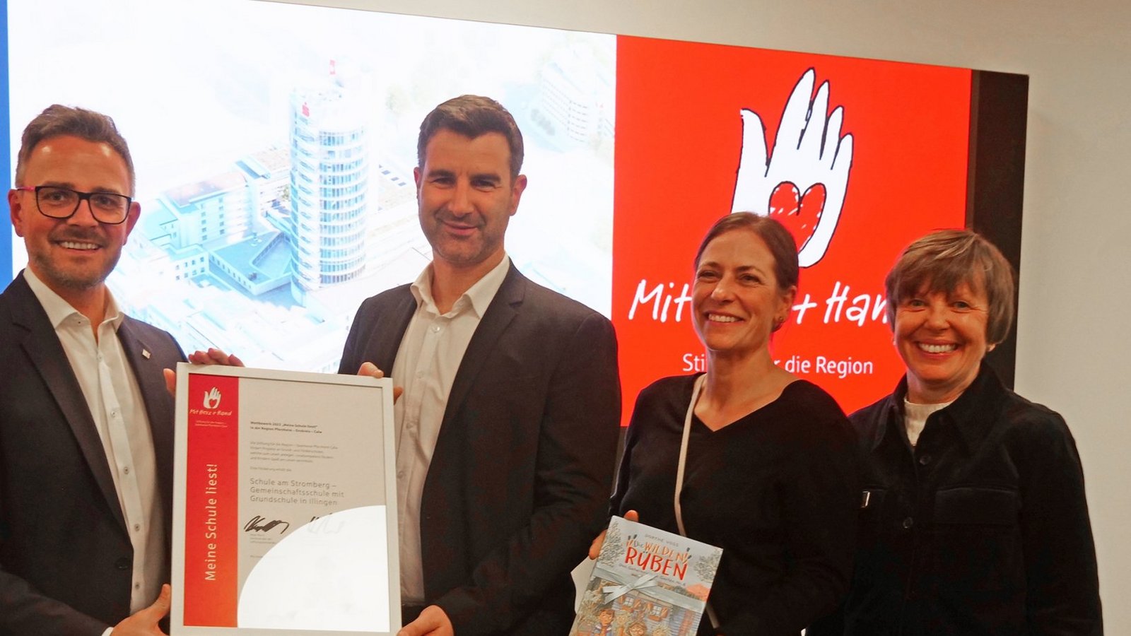 Stiftungsvorstand Peter Boch (li.) und Stiftungsmanagerin Katrin Zauner (re.) übergeben die Urkunde an Efthymios Vlahos und Ursula Böhm von der Schule am Stromberg in Illingen. Fotos: sf Stiftungsvorstand Peter Boch (li.) und Stiftungsmanagerin Katrin Zauner (re.) übergeben die Urkunde an Efthymios Vlahos und Ursula Böhm von der Schule am Stromberg in Illingen. Fotos: sf