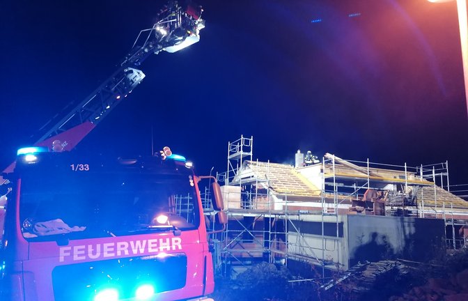 Feuer Rohbau Karl-Gerok-Straße Feuerwehr Drehleiter