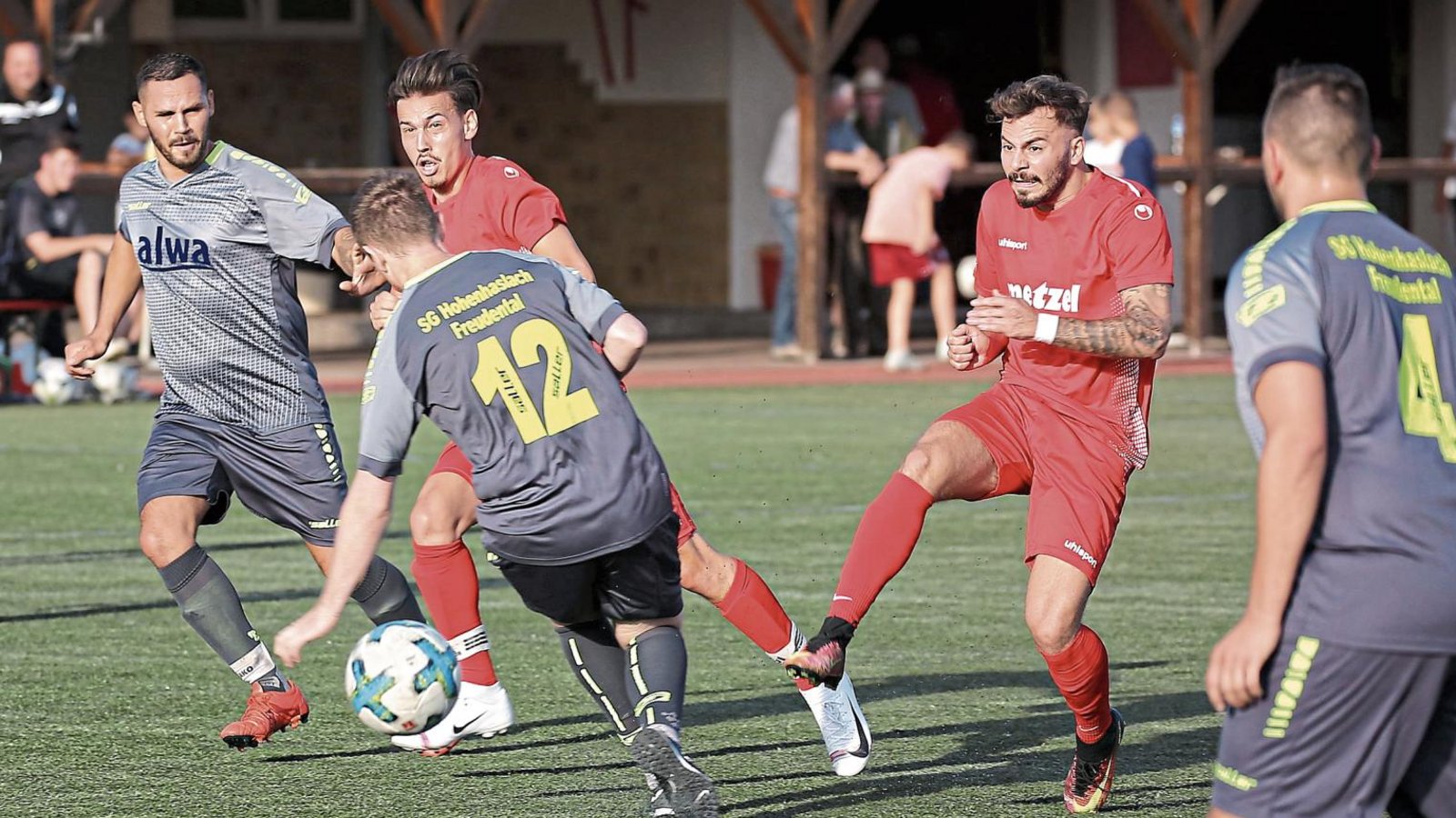 Marco Klein (Zweiter von rechts) zieht ab, doch der TSV Nussdorf II ist in Hohenhaslach gegen die SGM-Reserve nicht über ein 1:4 in der Pokal-Qualifikation hinausgekommen. Foto: Küppers Marco Klein (Zweiter von rechts) zieht ab, doch der TSV Nussdorf II ist in Hohenhaslach gegen die SGM-Reserve nicht über ein 1:4 in der Pokal-Qualifikation hinausgekommen. Foto: Küppers