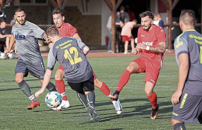 Marco Klein (Zweiter von rechts) zieht ab, doch der TSV Nussdorf II ist in Hohenhaslach gegen die SGM-Reserve nicht über ein 1:4 in der Pokal-Qualifikation hinausgekommen. Foto: Küppers