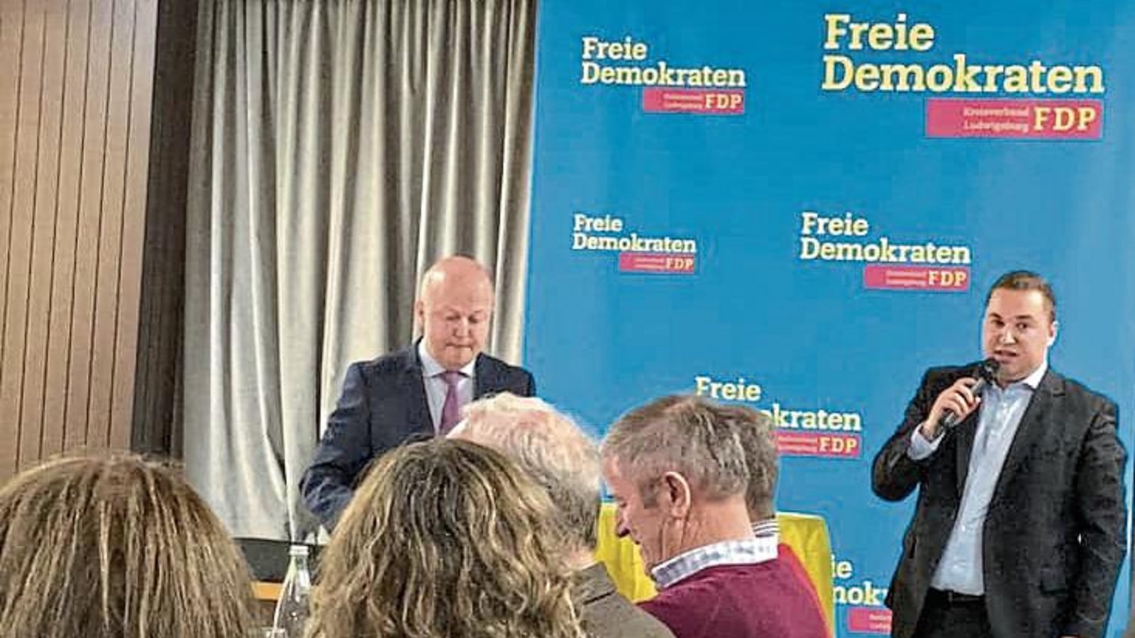 Der Ortsverbandsvorsitzende Kevin Metzger (rechts) begrüßte den den stellvertretenden FDP-Fraktionsvorsitzenden aus dem Bundestag, Michael Theurer, in Sachsenheim. Foto: p Der Ortsverbandsvorsitzende Kevin Metzger (rechts) begrüßte den den stellvertretenden FDP-Fraktionsvorsitzenden aus dem Bundestag, Michael Theurer, in Sachsenheim. Foto: p