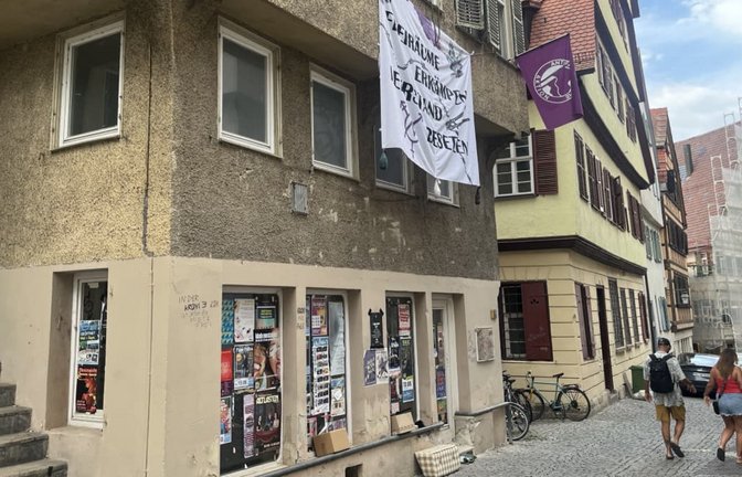 Das Haus in der Kronenstraße 3 in Tübingen ist besetzt: Der Eigentümer hat allerdings konkrete Pläne für die Immobilie.<span class='image-autor'>Moritz Siebert</span>