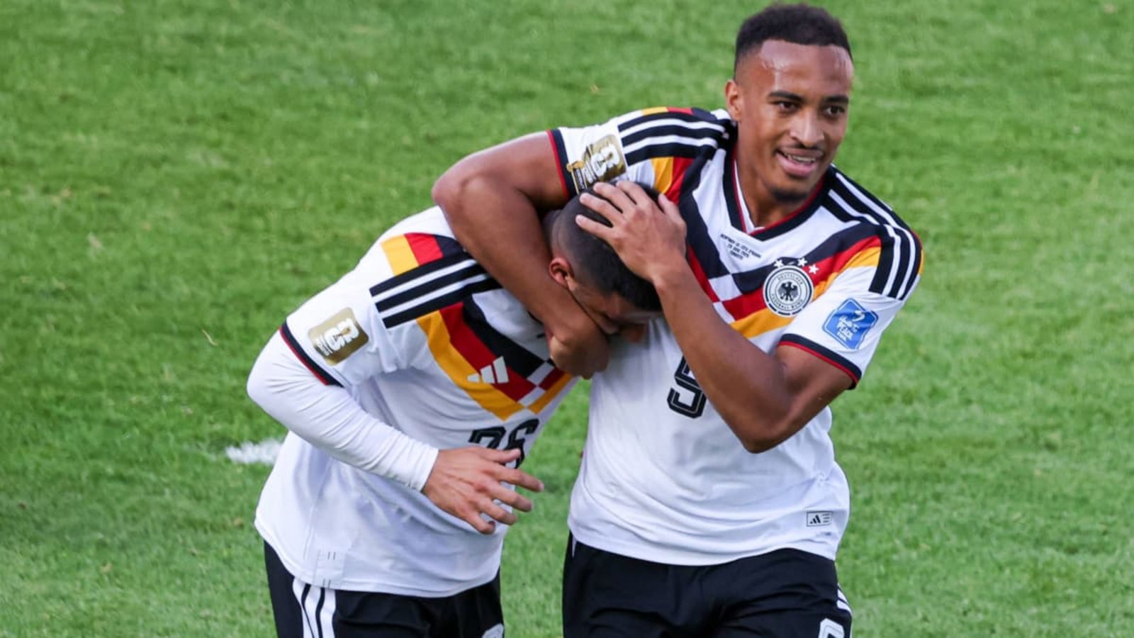 Die VfB-Spieler Jamie Leweling und Deniz Undav verstehen sich offenbar bestens.IMAGO/NurPhoto Die VfB-Spieler Jamie Leweling und Deniz Undav verstehen sich offenbar bestens.IMAGO/NurPhoto
