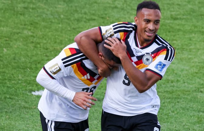 Die VfB-Spieler Jamie Leweling und Deniz Undav verstehen sich offenbar bestens.<span class='image-autor'>IMAGO/NurPhoto</span>